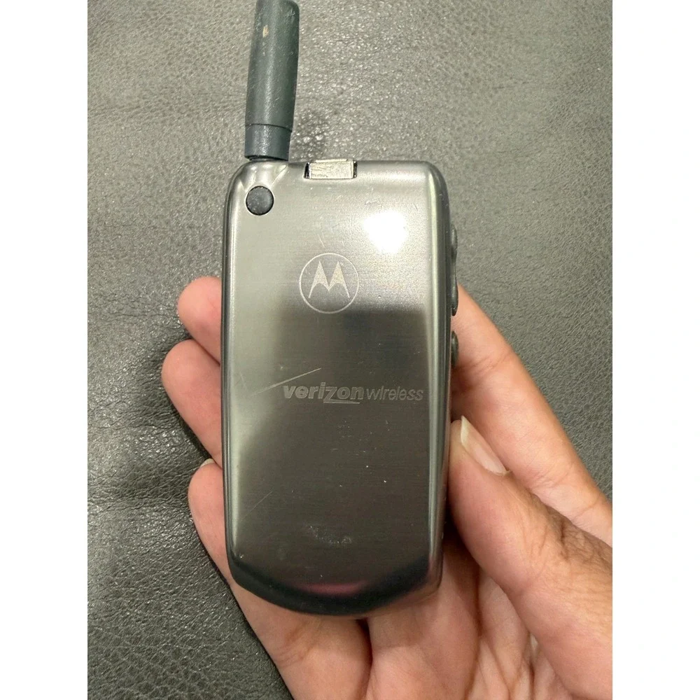 Motorola Verizon Wireless Silver Flip Phone Vintage Y2K Retro Cell Phone
